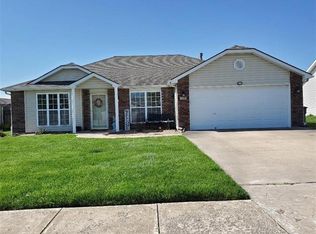729 Country Ln, Raymore, MO 64083
