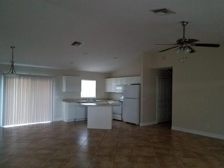 213 Blackstone Dr — Photo 4