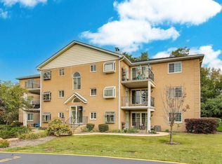 462 S President St APT 202, Carol Stream, IL 60188