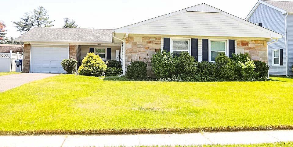1st image of 18 Holton Ln