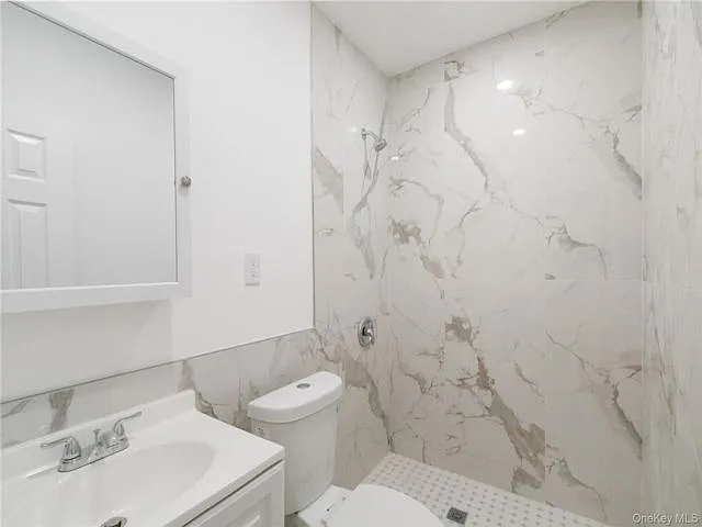 21-29 Audrey Ave #D — Photo 3