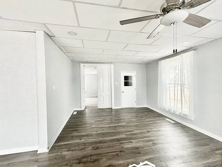 105 E 3rd Ave — Photo 11