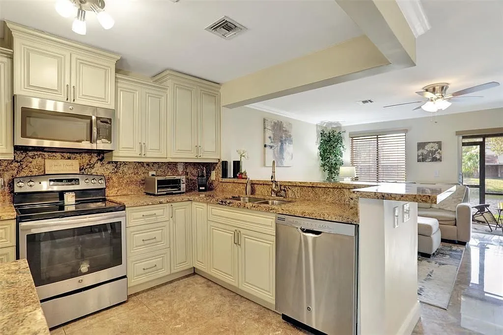 3 bed, 3.0 bath, 1390 sqft, $3,299 — Photo 2