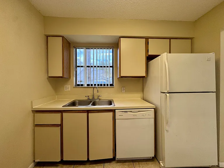 704 Riverside Dr — Photo 7