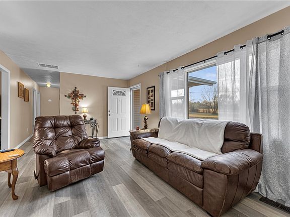 5th image of 215 Oakcrest Rd