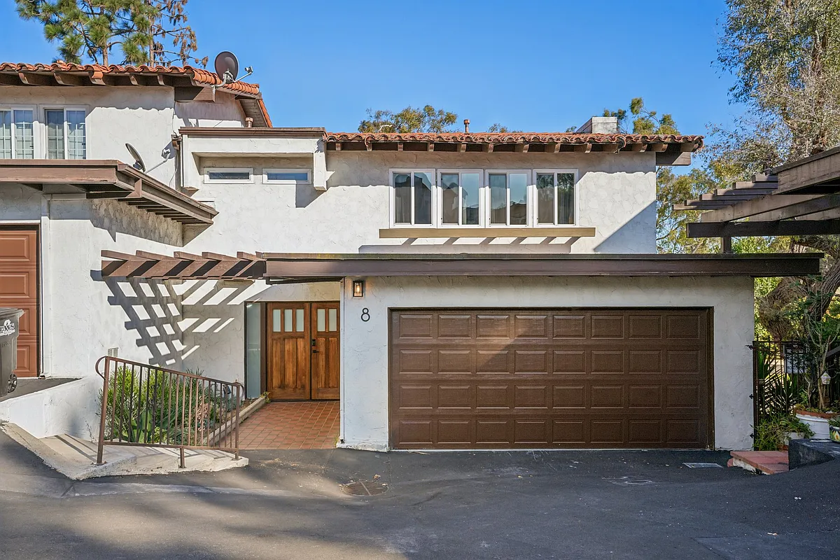 Building Photo - 835 Amigos Way #8