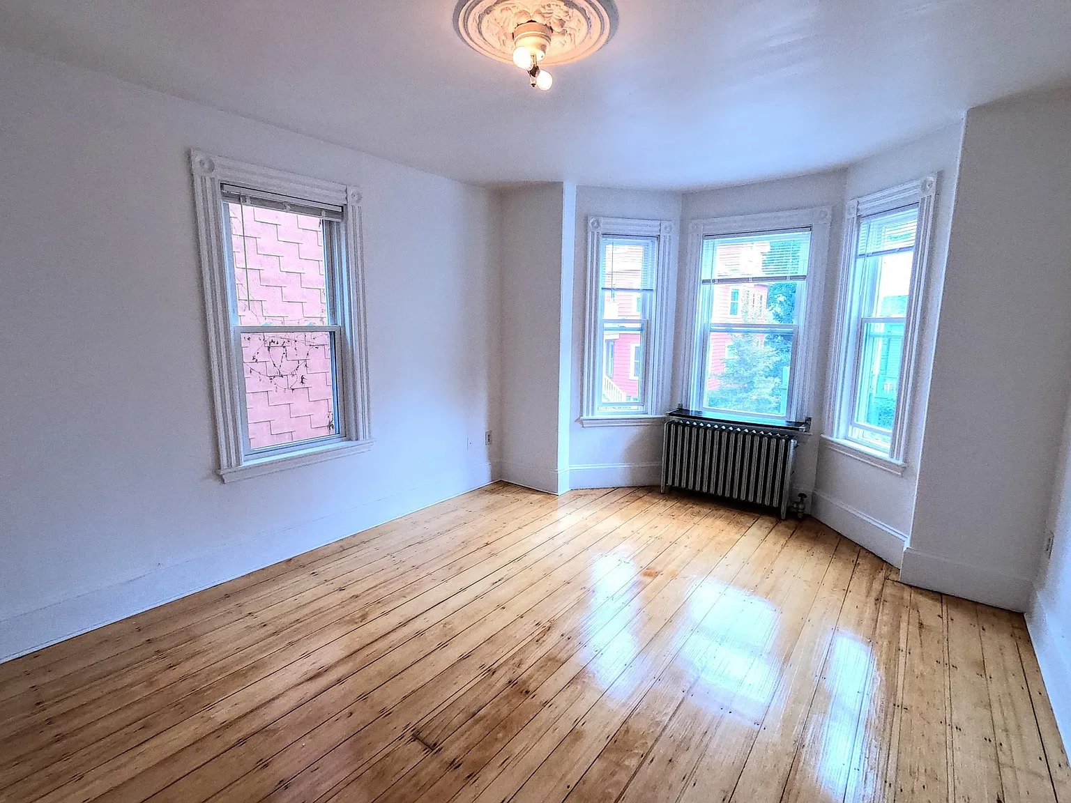 2 bed, 1.0 bath, 1050 sqft, $2,700 — Photo 2