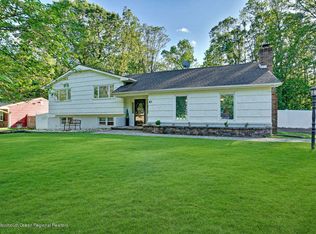 10 Manor Dr, Manalapan, NJ