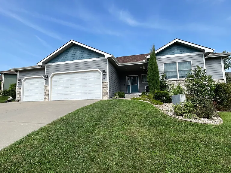 825 Locharno Dr — Photo 1