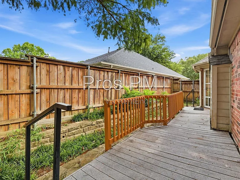 2921 Meadow Glen Dr — Photo 32