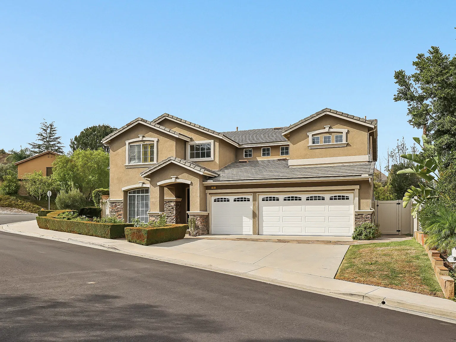5 bed, 3275 sqft, $7,250 — Photo 2