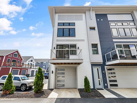 3rd image of 631 Fairview Ave NE #1