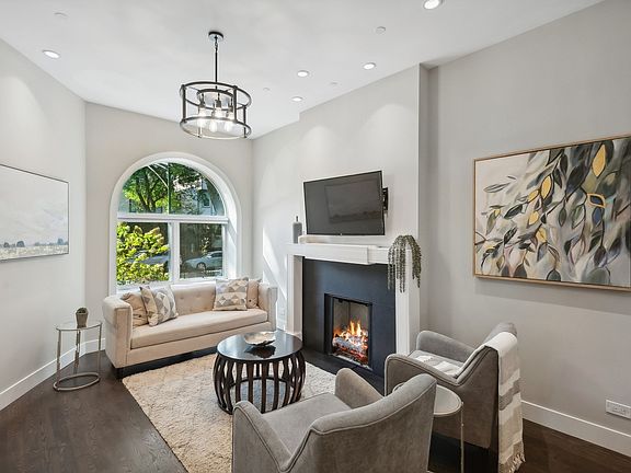 3rd image of 1136 W Wrightwood Ave #1