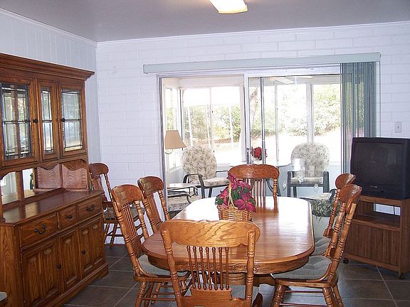 Breakfast/Dining area