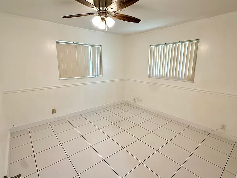 118 SE 10th Ct — Photo 6