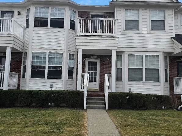 29280 Classic Dr, Chesterfield, MI 48051