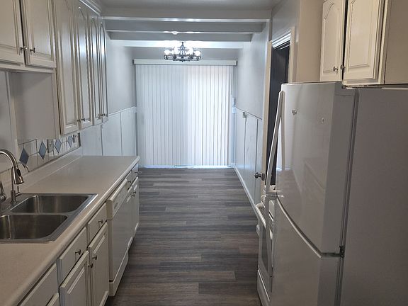 3rd image of 5933 Douglas Rd