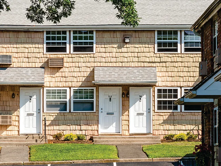 Town and Country Luxury Apartments — Photo 5