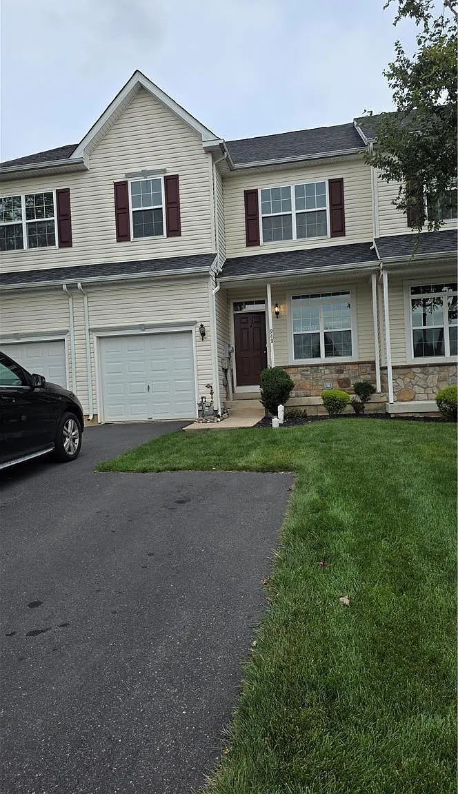 3 bed, 2.5 bath, 2100 sqft, $2,599 — Photo 2