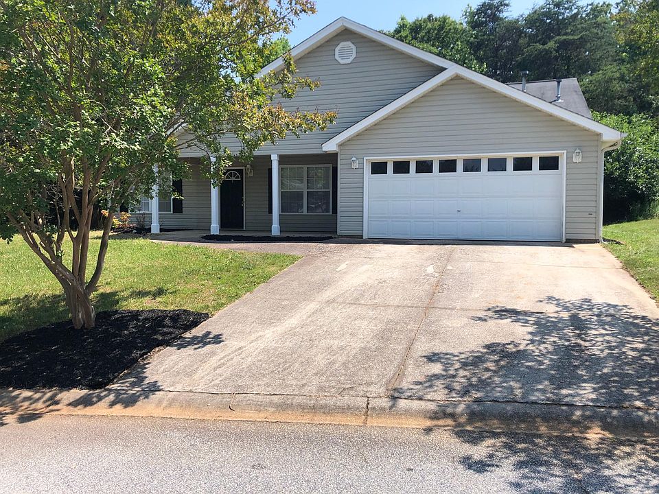 1st image of 404 Lily Pond Ln
