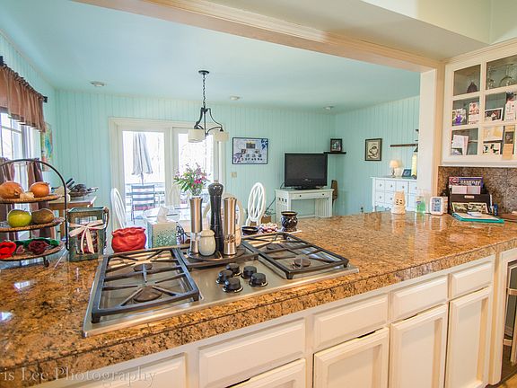 3rd image of 702 Kings Dr