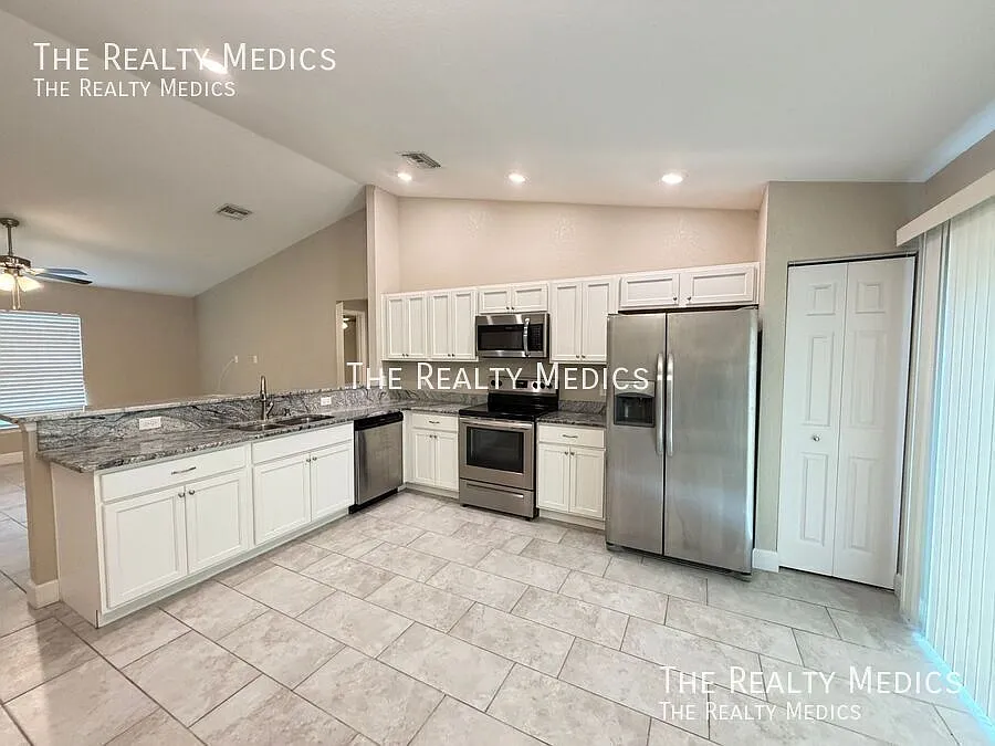 Beautiful 3 Bedroom, 2 Bathroom Home In Ocala!! — Photo 4