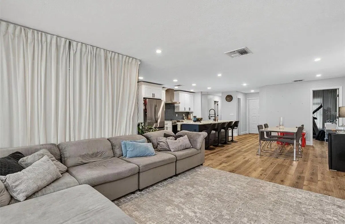 Beautifully Renovated 3BR 2BTH Home in Desirable Oldsmar Community — Photo 2