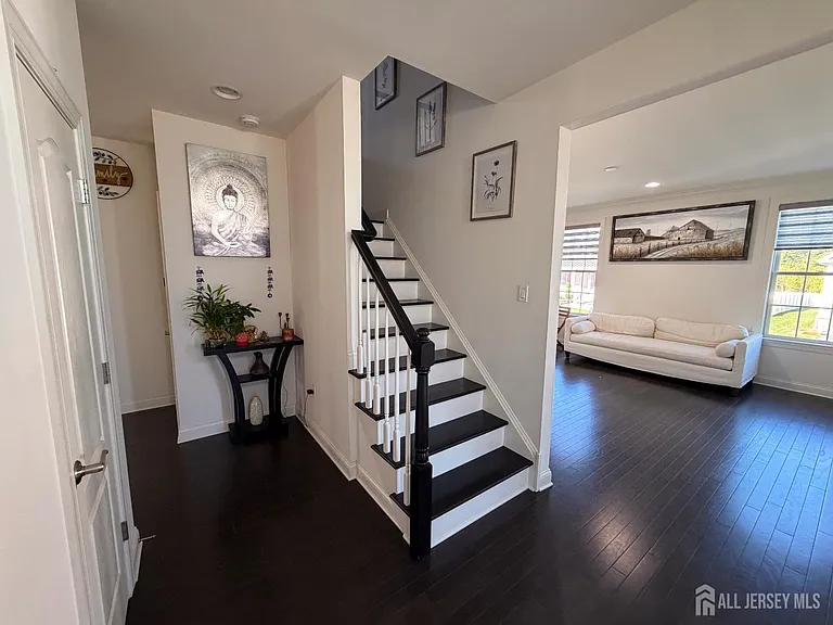 47 Thomas Dr — Photo 8