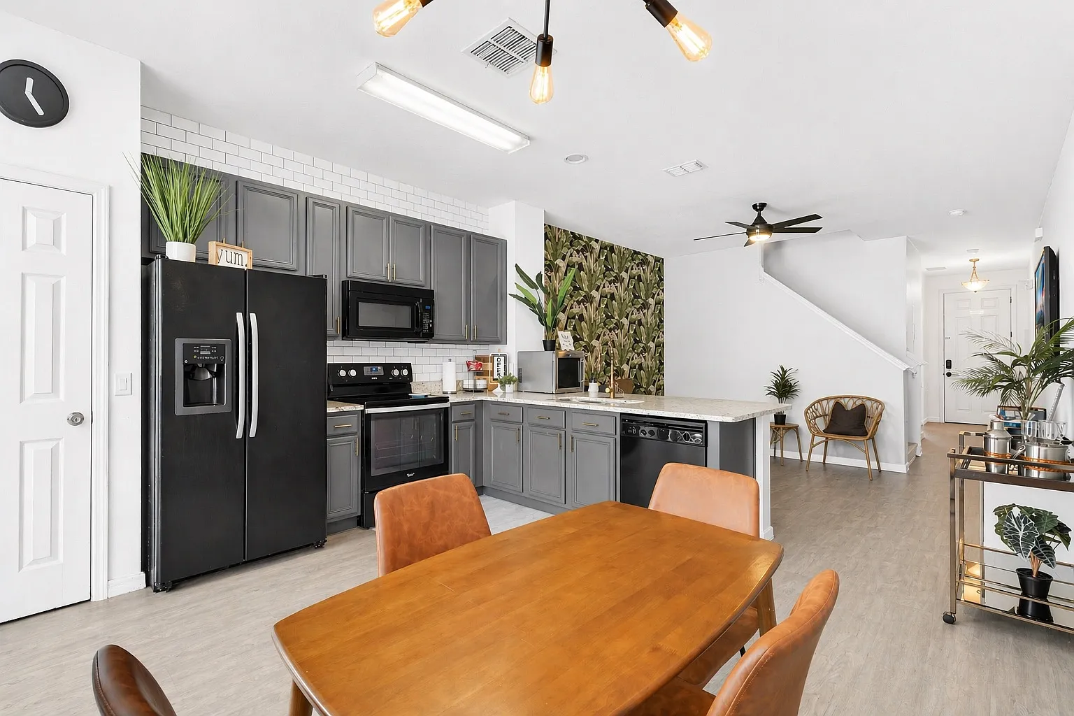 3 bed, 1187 sqft, $2,200 — Photo 3