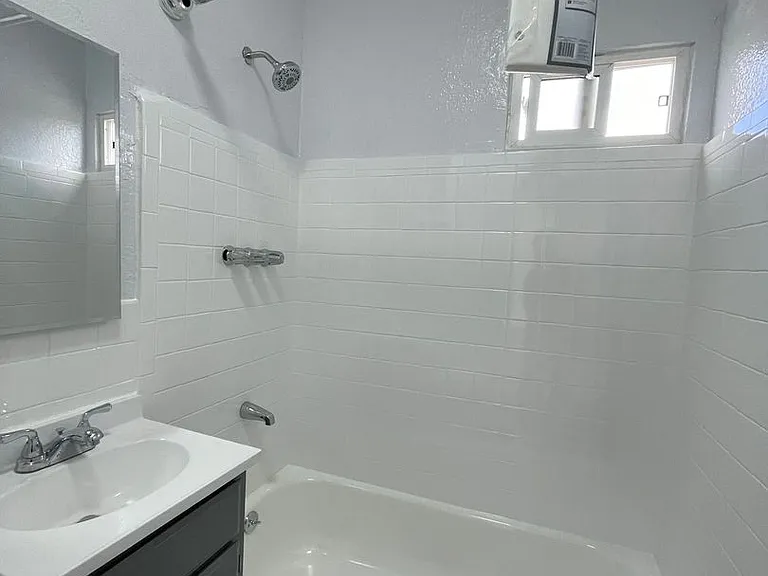 1565 S. Hobart Blvd — Photo 13