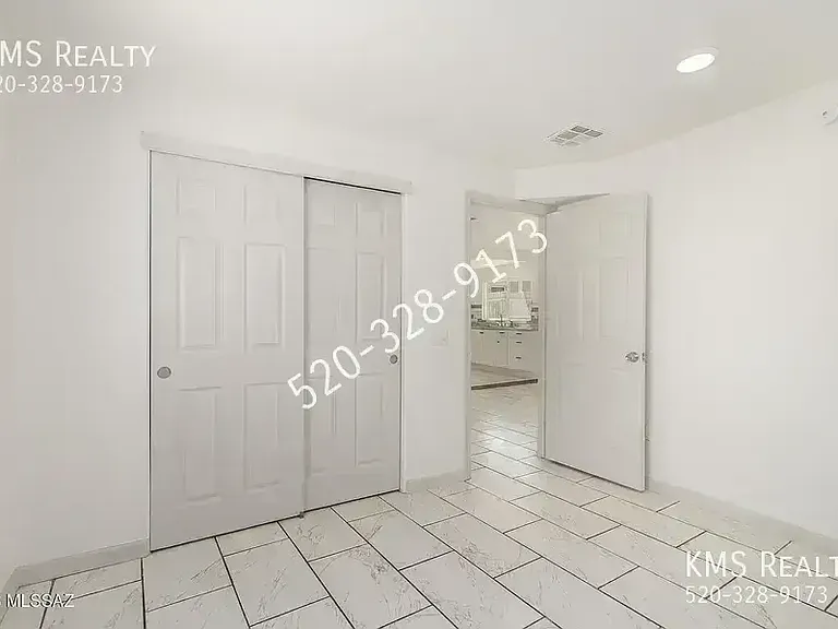 2429 E Cameron Vis — Photo 12