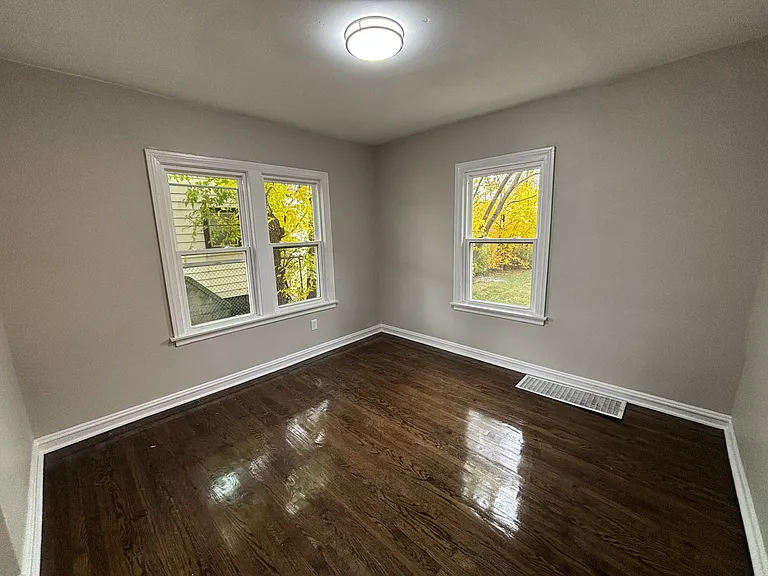 366 Taft Pl — Photo 3
