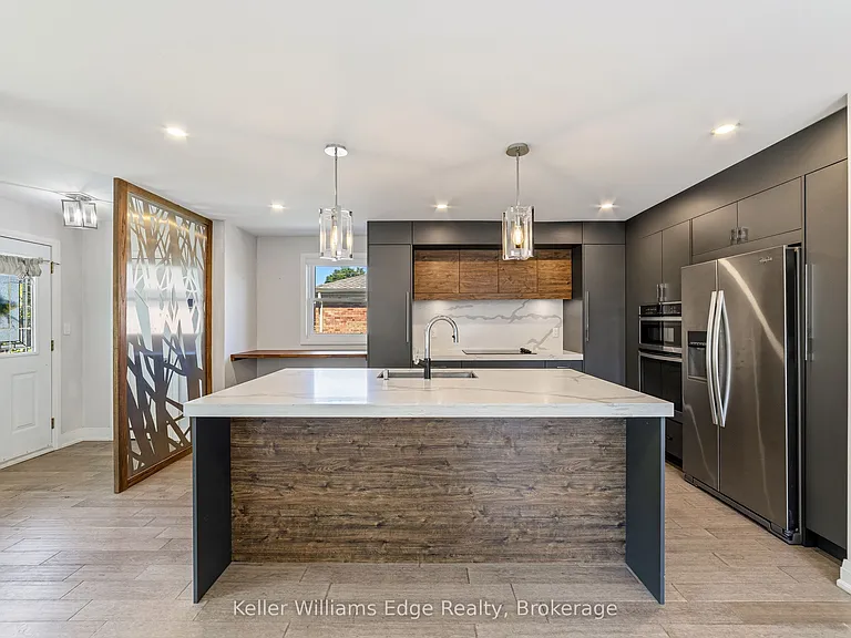 2300 Wagner Cres #UPPER — Photo 1