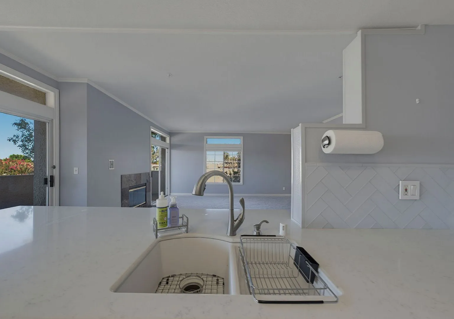 3 bedroom, 2 bath Huntington Harbour — Photo 4