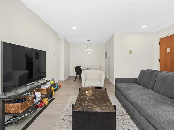 251 Rock St APT B4, Norwood, MA 02062