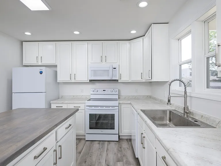 211 Level St — Photo 9
