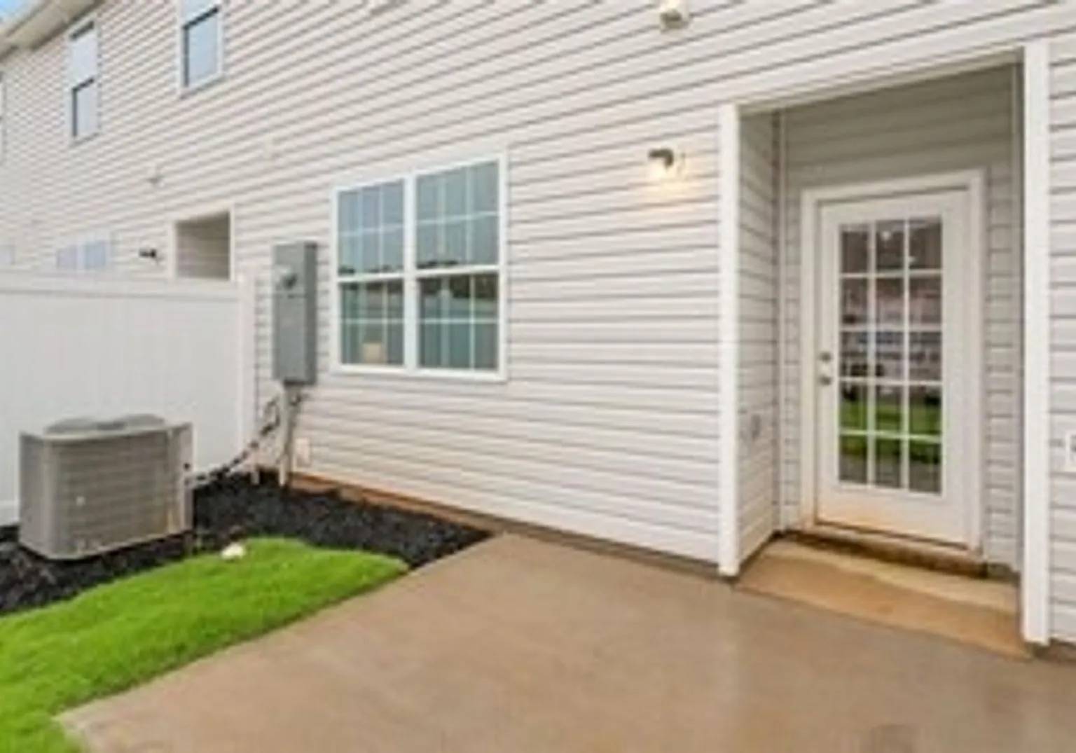Modern 3-Bedroom Townhome with Garage in North Village Townes — Photo 2