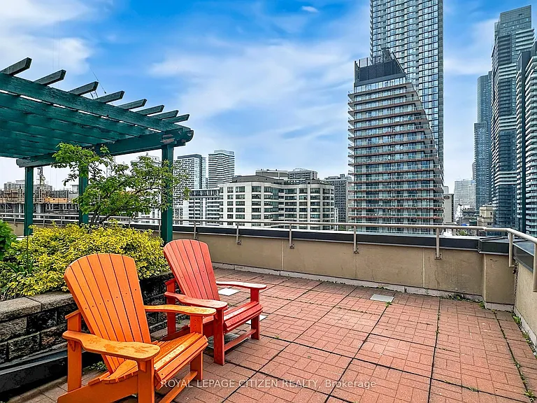 555 Yonge St #302 — Photo 29
