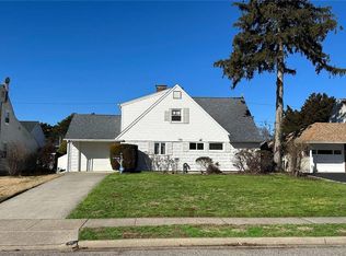 28 Scholar Ln, Levittown, NY 11756