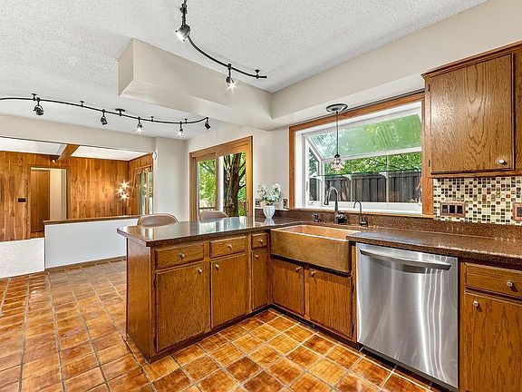 4th image of 792 Mimosa Ln