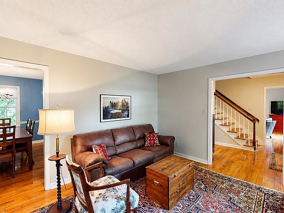 3rd image of 264 Heathwood Dr
