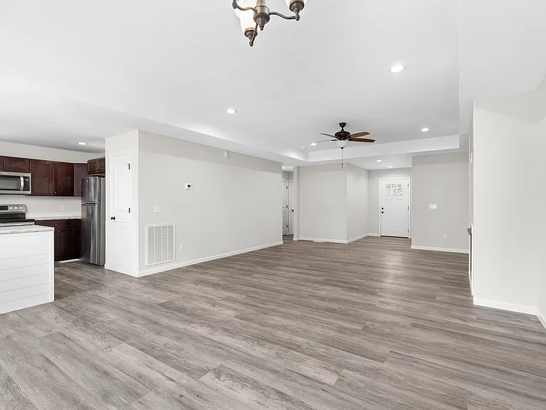 1907 Lakewood Dr — Photo 3
