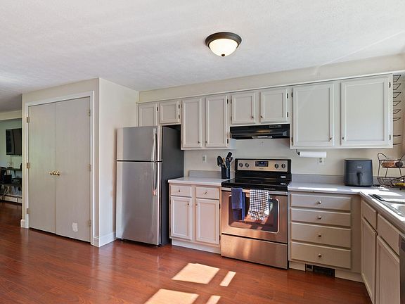 3rd image of 20 Juniper Lane #19