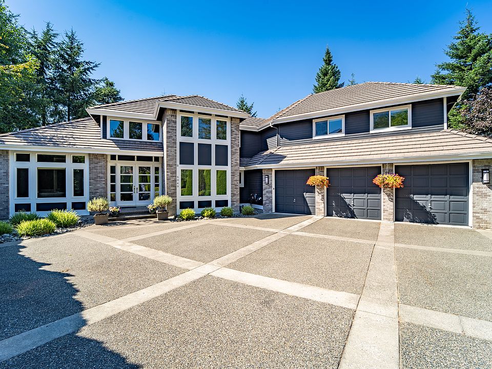 Move-in ready, fully renovated Entertainer's delight