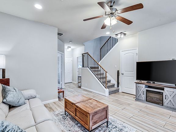 3rd image of 1012 Lost Pines Ln