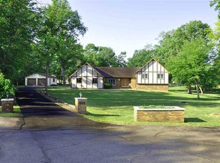 5501 Hickorywood Ct, Cedar Rapids, IA 52411