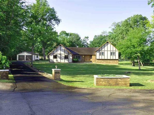 5501 Hickorywood Ct, Cedar Rapids, IA 52411