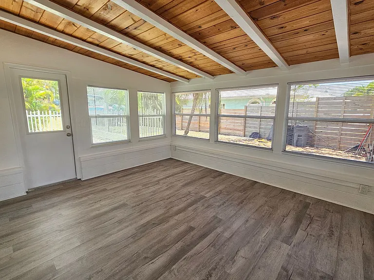 341 Bayshore Dr — Photo 6