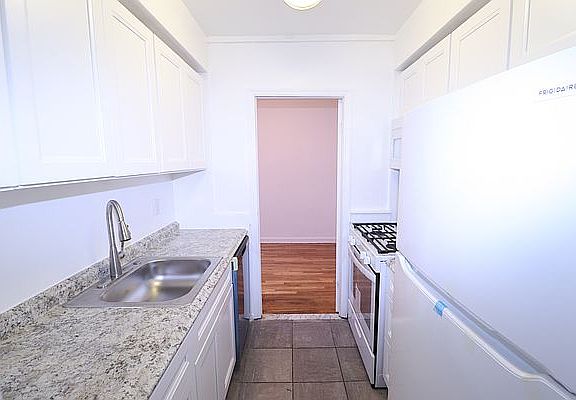 3rd image of 3415 Parsons Blvd APT 7P