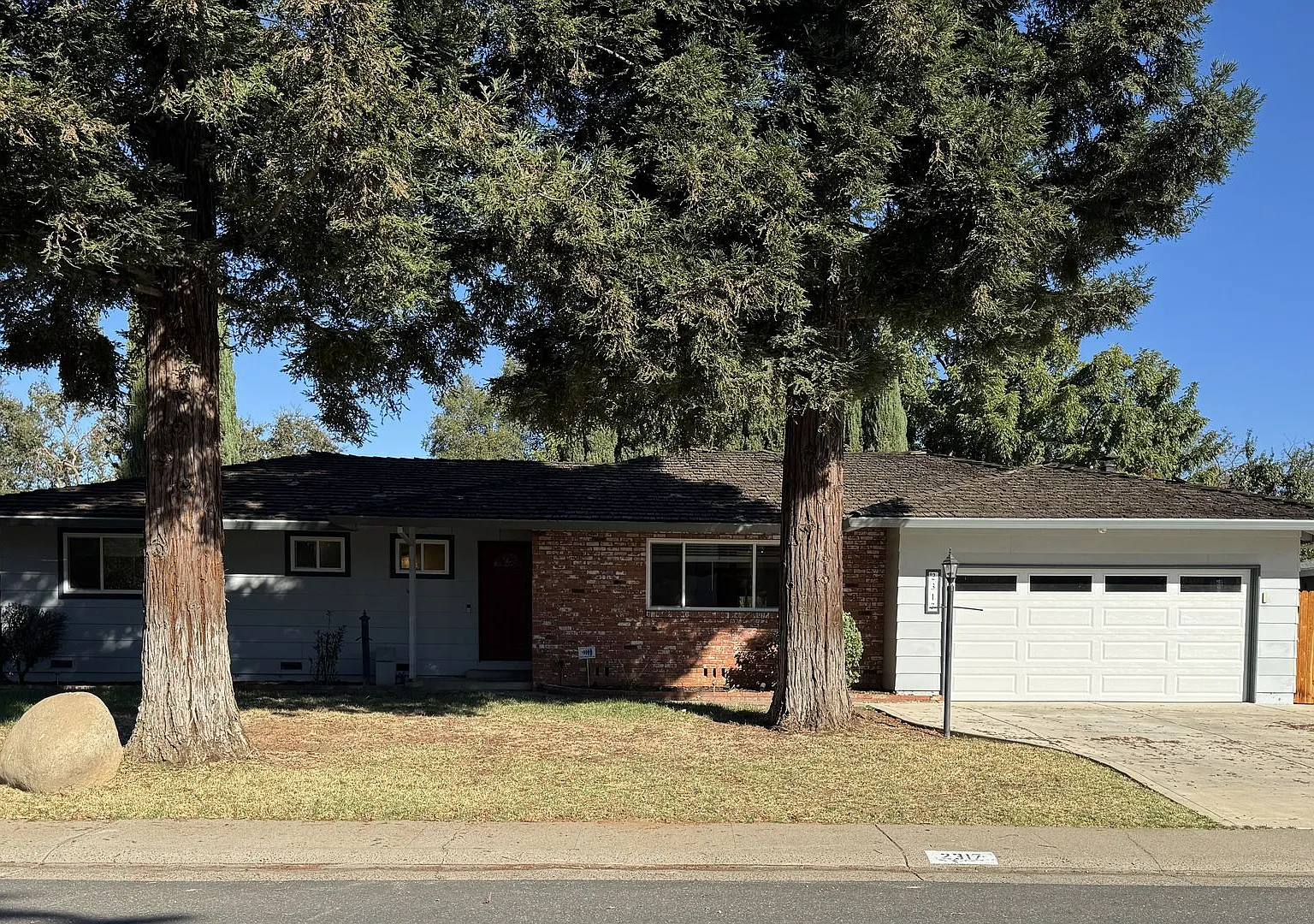 Beautiful 4 Bedroom with Direct American River Parkway Access and Pool! — Photo 1